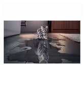 TPFLiving Poster Leinwand / Süße Katze - Tiger Reflexion im Wasser in Grau und Braun / Motiv in verschiedenen Größen - OHNE Rahmen - Modell FB036